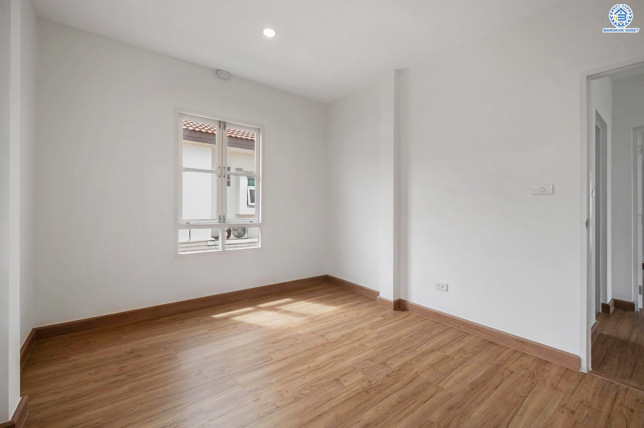 บ้านมือสองตกแต่งใหม่ โครงการ ชัยพฤกษ์ ติวานนท์-ราชพฤกษ์1 เนื้อที่ 56.20 ตร.ว. ฟังก์ชัน 3 ห้องนอน 2 ห้องน้ำ จอดรถได้ 1 คัน สภาพแวดล้อมดี บนทำเลศักยภาพ หน้าโครงการติดถนนใหญ่ เชื่อมต่อถนนราชพฤกษ์ ใกล้จุดขึ้นทางด่วน "ศรีสมาน" ใกล้ห้าง "เซ็นทรัลเวสเกต" และ "โรบินสันศรีสมาน"...